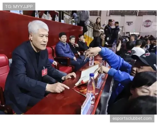 特写：场边的蒋兴权，八旬老帅见证新疆队夺冠，赛后获全体队员致敬